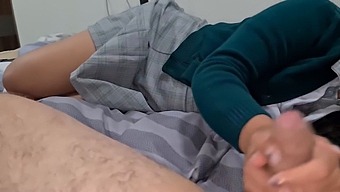 De Zelfgemaakte Video Van Een Jonge Mexicaanse Student Toont Post-Class Drinken Van Sperma.