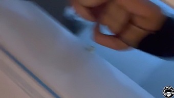 Stiefmoeder Met Grote Borsten Laat Haar Stiefzoon Seks Hebben Terwijl Vader Aan Het Werk Is.
