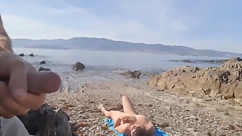 Een Naakt Stel Geeft Zich Over Aan Openbare Seks Op Een Strand.